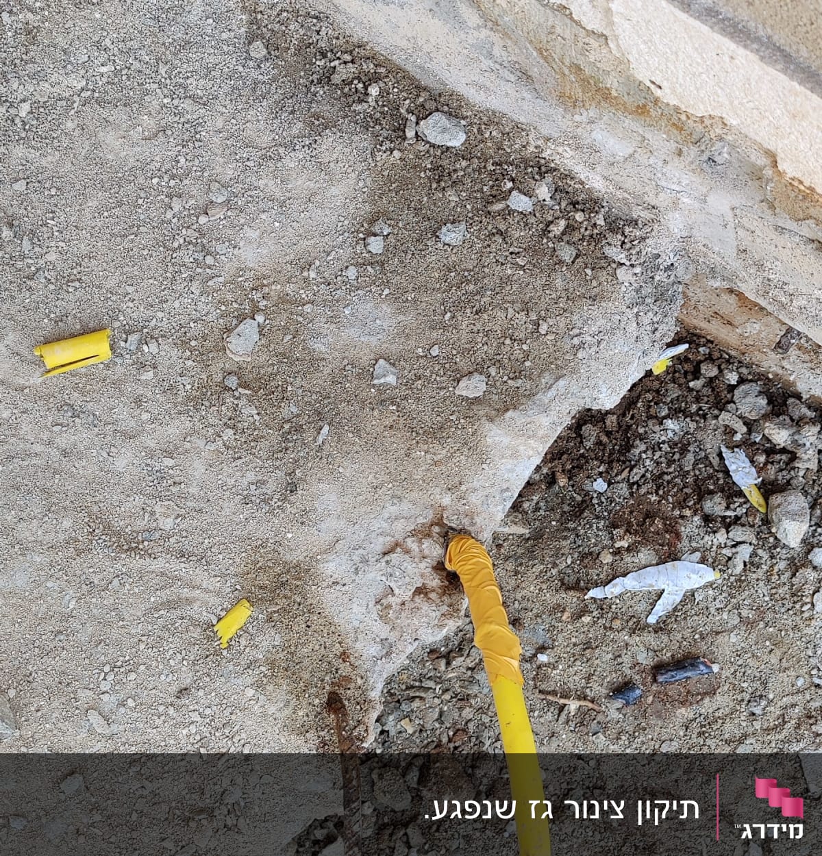 צינור גז צהוב מחובר לקיר בטון